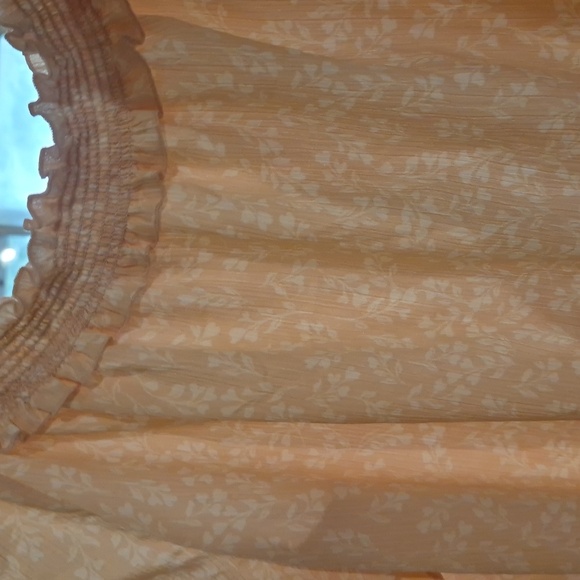 Laura Conrad Elastic Neckline And Cuff  Light Peach And Cream Floral Pattern. - Picture 6 of 7